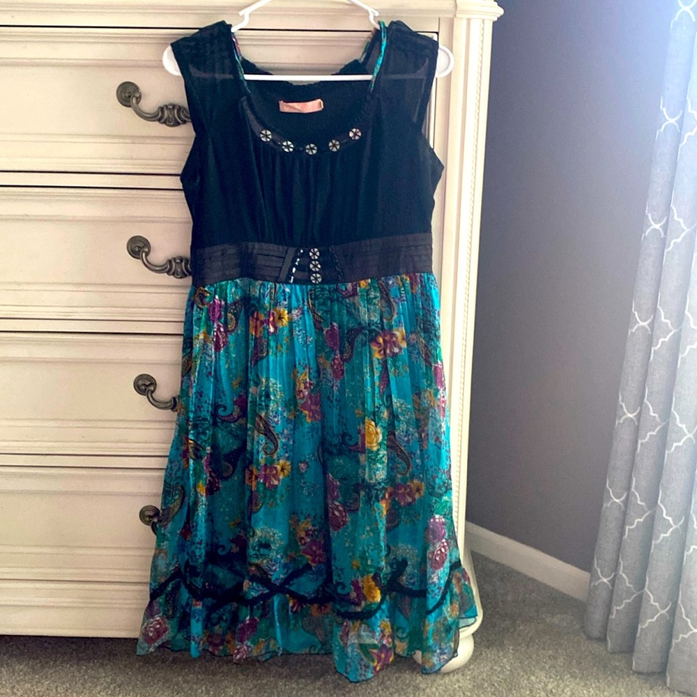 Beautiful wavy silk dress with floral pattern. Knee length.